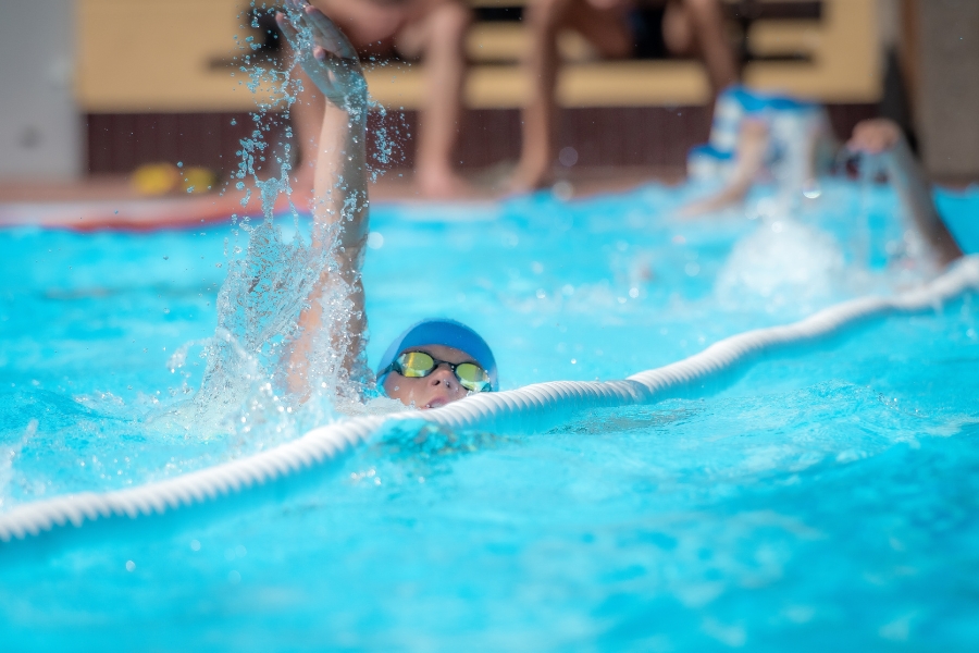 Jakie lekcje pływania dla dzieci w Krakowie wybrać?